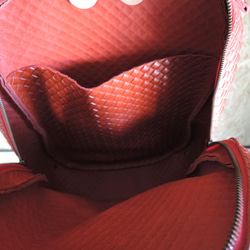 [ORZO] ≪原色≫ Intrecciato壓花皮革包背包 紅x米色 OR-3001 第10張的照片