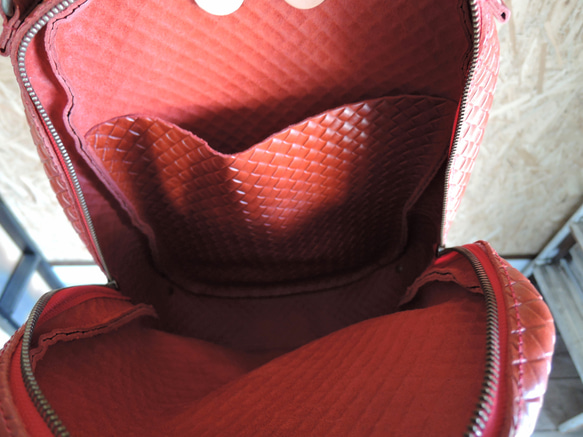 [ORZO] ≪原色≫ Intrecciato壓花皮革包背包 紅x米色 OR-3001 第10張的照片