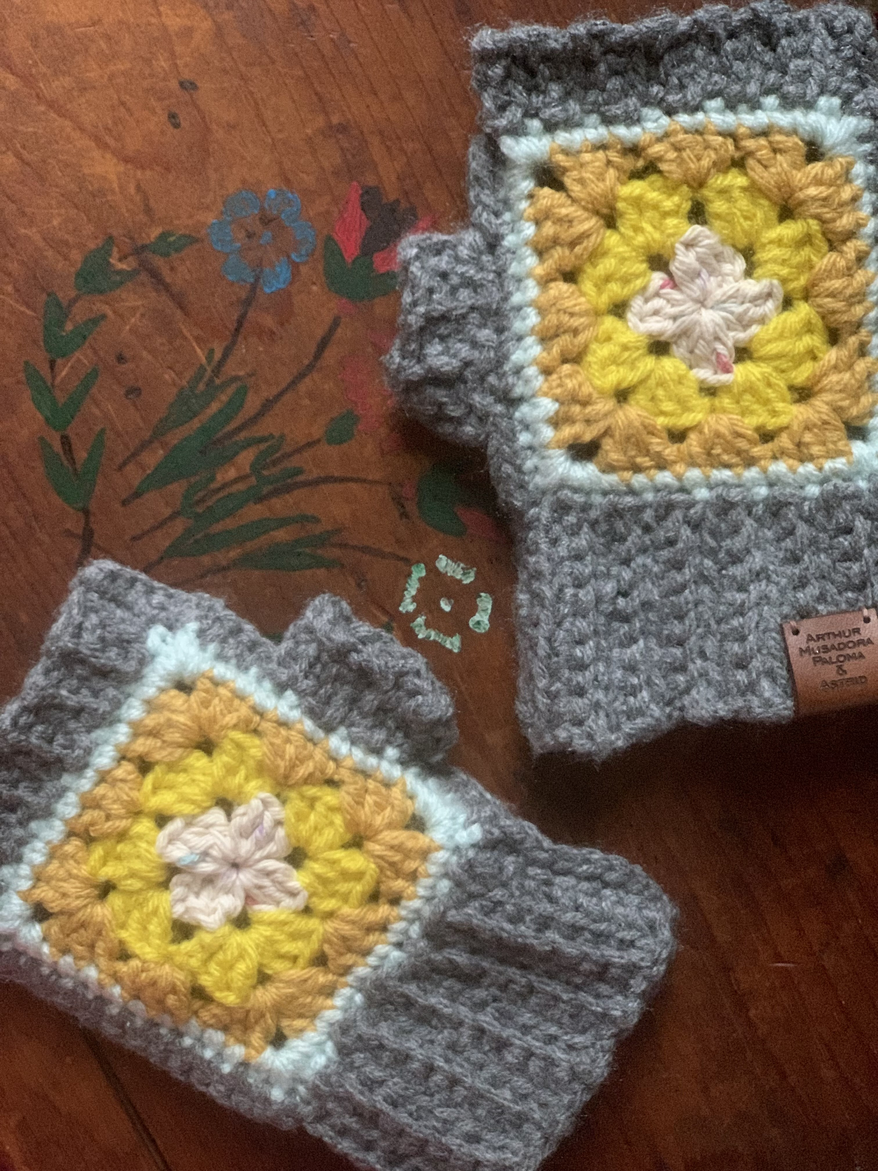 黄色と水色のハンドウォーマー　小学校低学年用