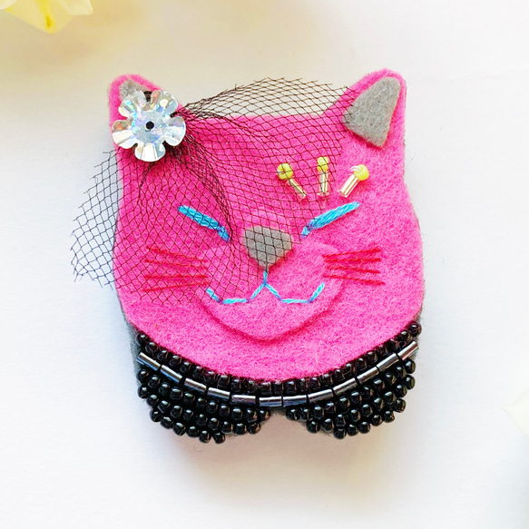 一点物【おねむねこブローチ】綺麗な猫には毒があるA（フェルト・ビーズ刺繍・ピンク・個性的・ゴスロリ・地雷系・インテリア） 3枚目の画像