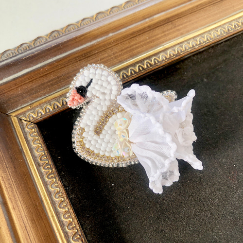 レースたっぷりのふりふりスワン！白鳥をビーズ刺繍とスパンコール刺繍