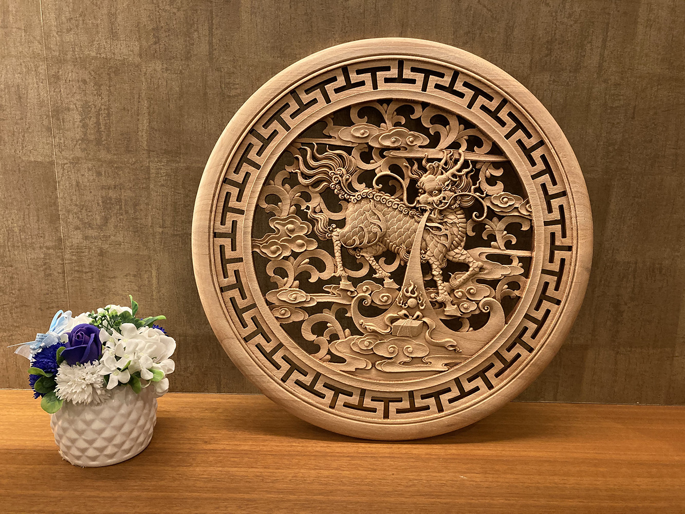 麒麟戯宝 48cm （きりん・財宝) 大型参次元彫刻