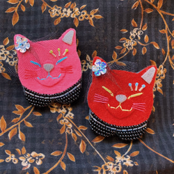 一点物【おねむねこブローチ】綺麗な猫には毒があるB（フェルト・ビーズ刺繍・赤・個性的・ゴスロリ・地雷系・インテリア） 8枚目の画像