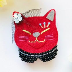 一点物【おねむねこブローチ】綺麗な猫には毒があるB（フェルト・ビーズ刺繍・赤・個性的・ゴスロリ・地雷系・インテリア） 3枚目の画像