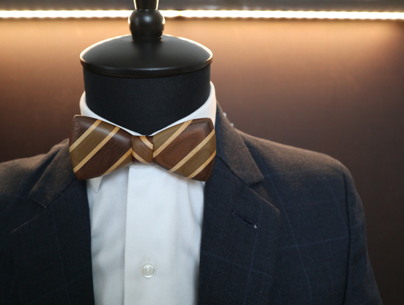 木製蝶ネクタイ【朴×ウォルナット×メープル】 1枚目の画像