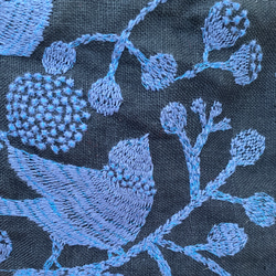 鳥の刺繍生地のポーチ 2枚目の画像