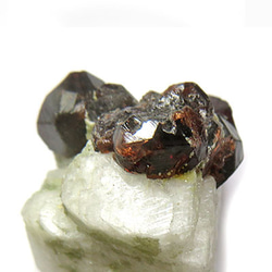 ガーネット 結晶 原石 アルマンディンガーネット ルース 天然石 1月 誕生石 trg318 3枚目の画像