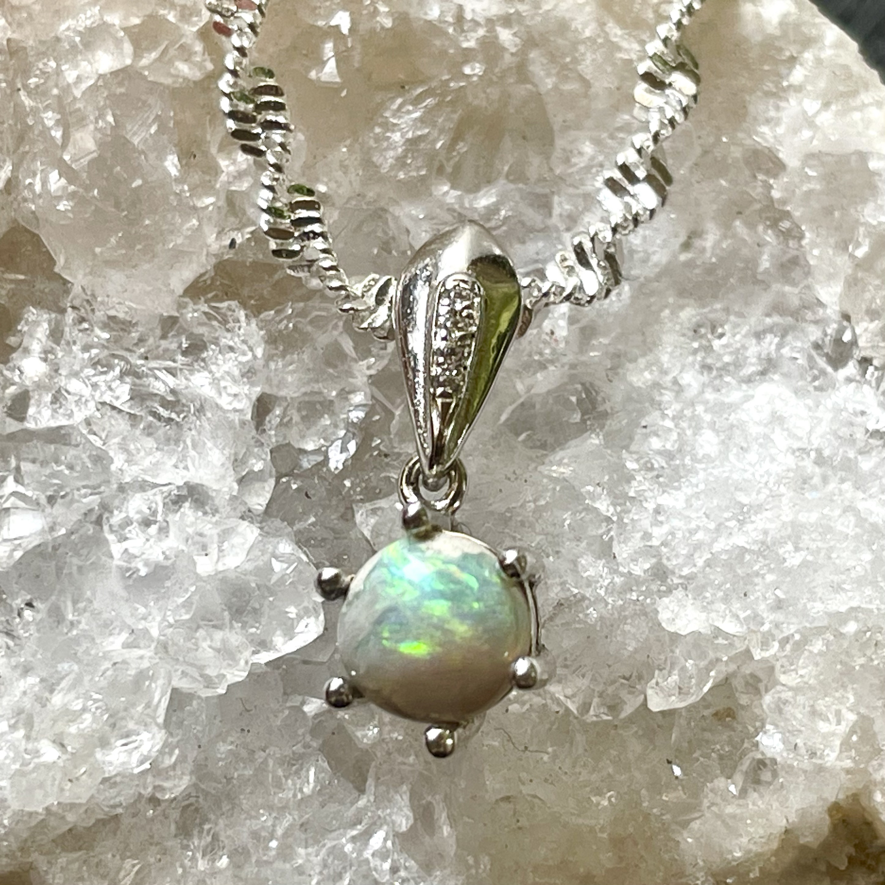 セミブラックオパール　シルバーネックレス　ホワイトトパーズ4個　チェーン付き