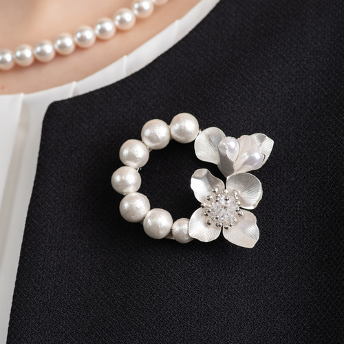 プレシャスシルバーフラワーのブローチ パール 卒業式 入学式