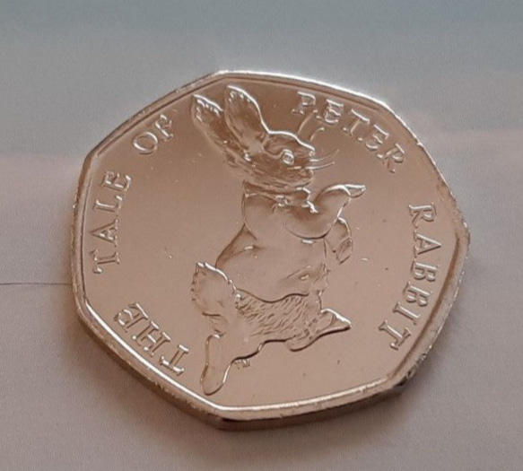 イギリス コイン ビアトリクス・ポター ピーターラビット 8g 27mm 英国 2017年 50ペンス エリザベス女王 1枚目の画像