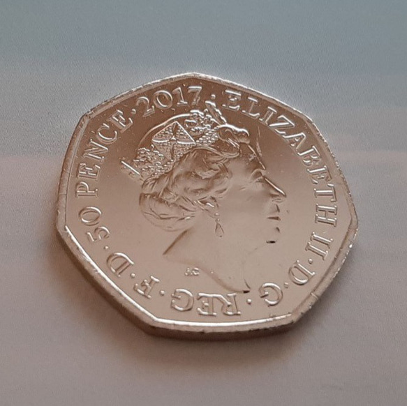 イギリス コイン ビアトリクス・ポター ピーターラビット 8g 27mm 英国 2017年 50ペンス エリザベス女王 2枚目の画像