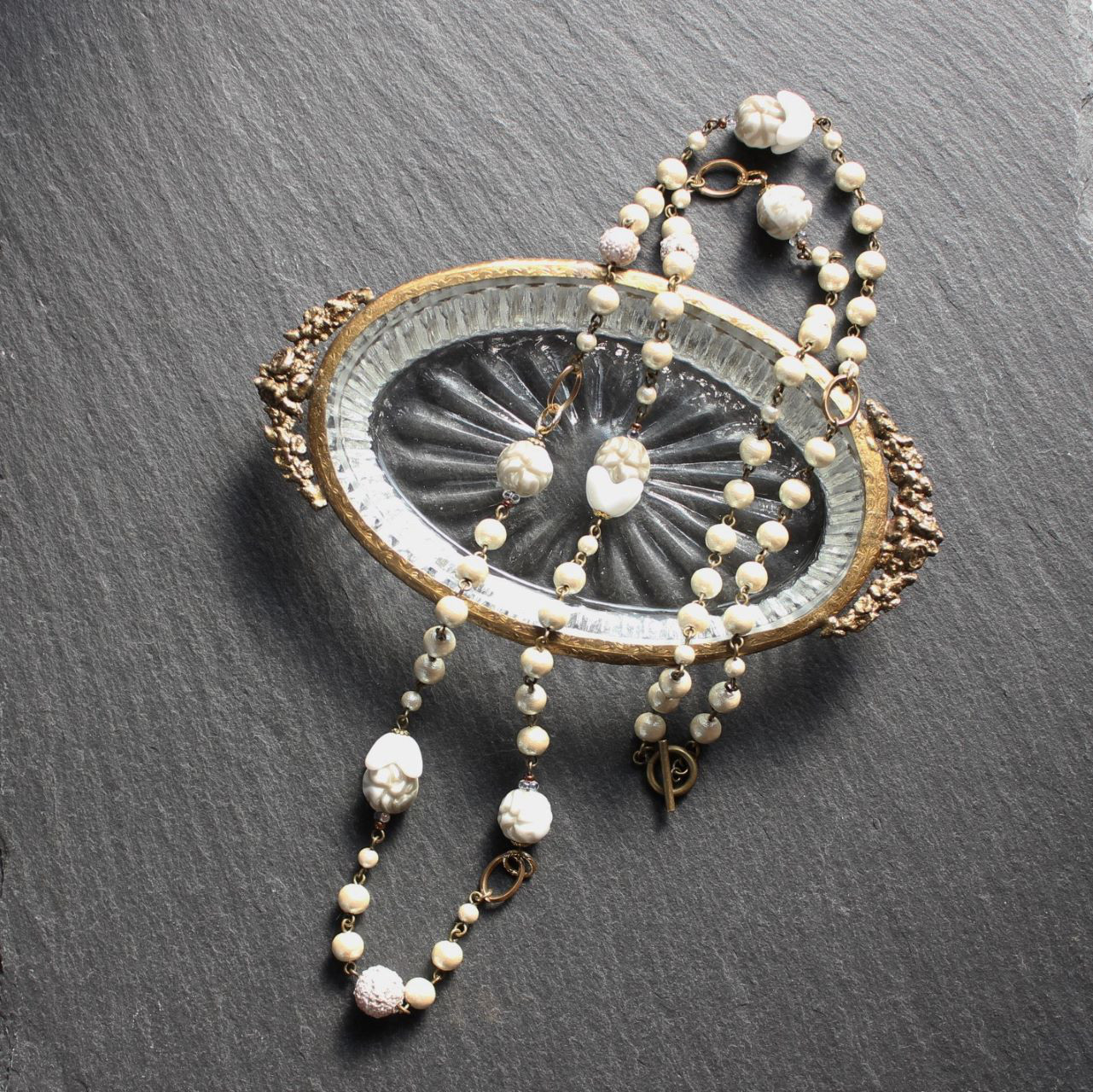 ドイツ・お花のような実のような　ヴィンテージビーズとコットンパールのロングネックレス　コスチュームジュエリー