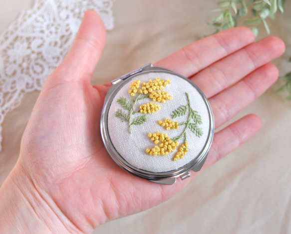 ▶︎限定発売◀︎ミモザの手刺繍コンパクトミラー 手鏡 Szal 通販