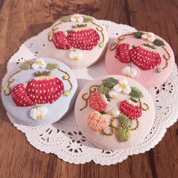 刺繍ブローチ　ハンドメイド　いちご d6e50e59841435b2c68963d7901e92