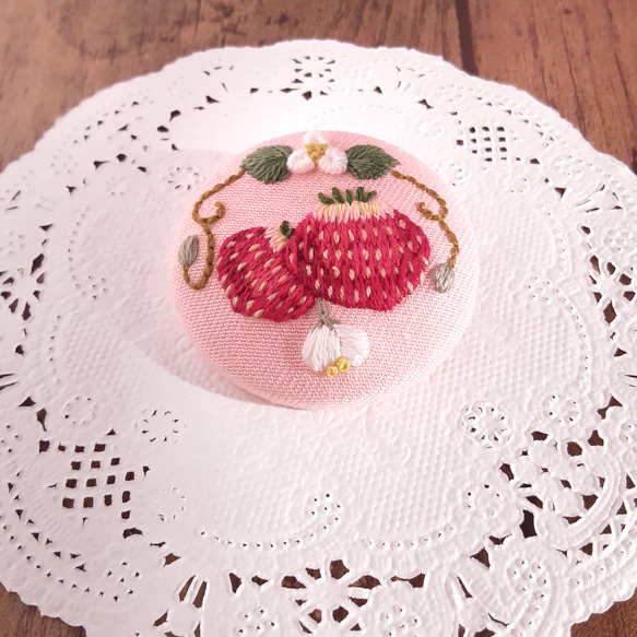 苺の刺繍ブローチ/ヘアゴム 3枚目の画像