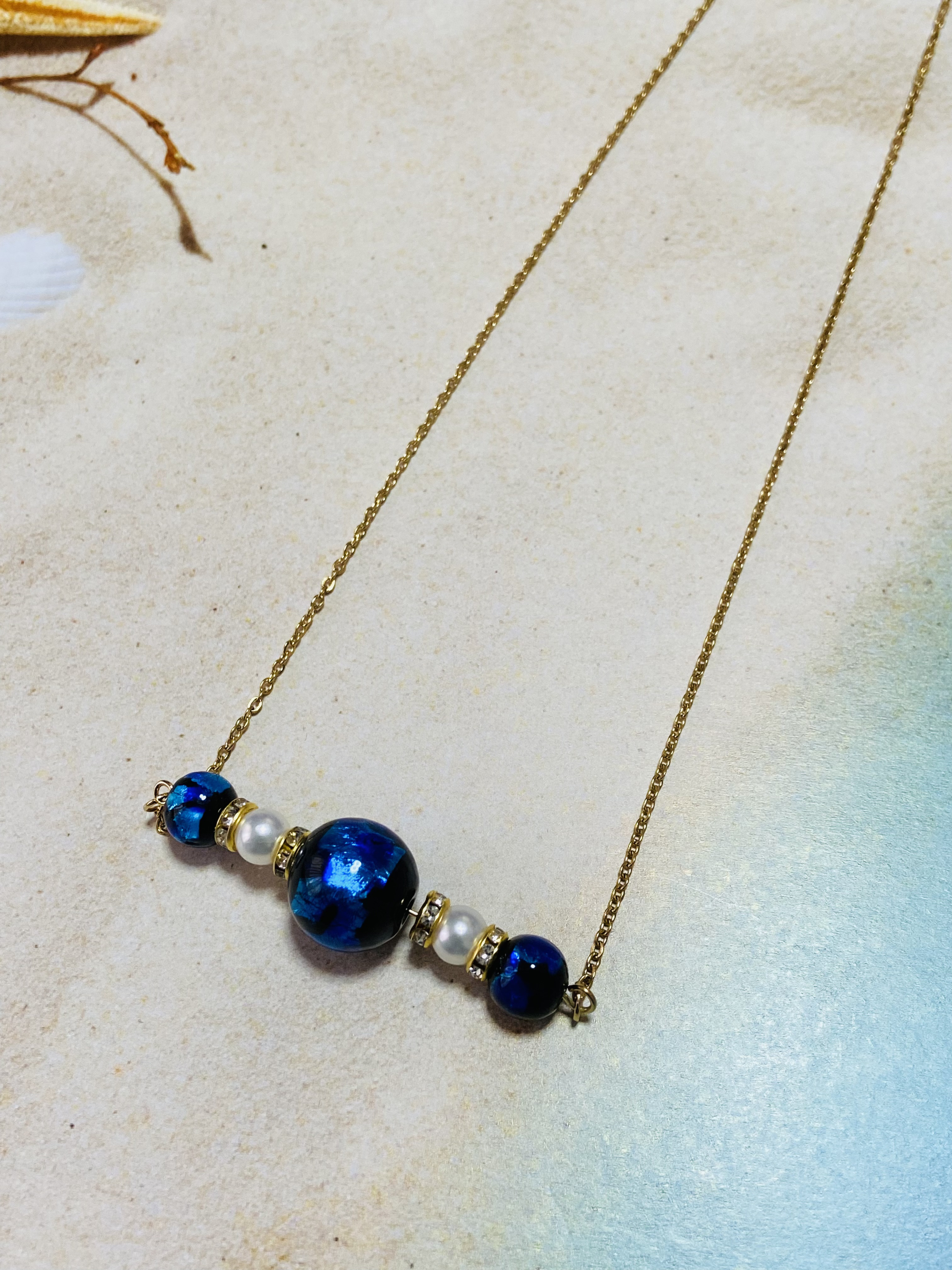 海のしずく★ホタルガラスとパールのネックレス　ブルー　サージカルステンレス　金属アレルギー対応