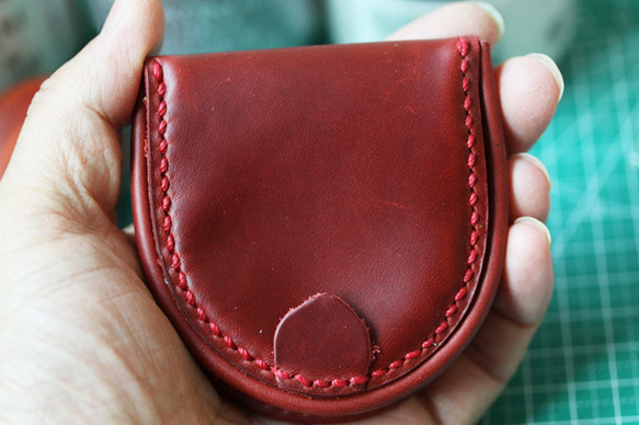 コンパクト　新番完全手縫い牛革 （馬蹄型）半円型 コインケース　ラズベリー 3枚目の画像