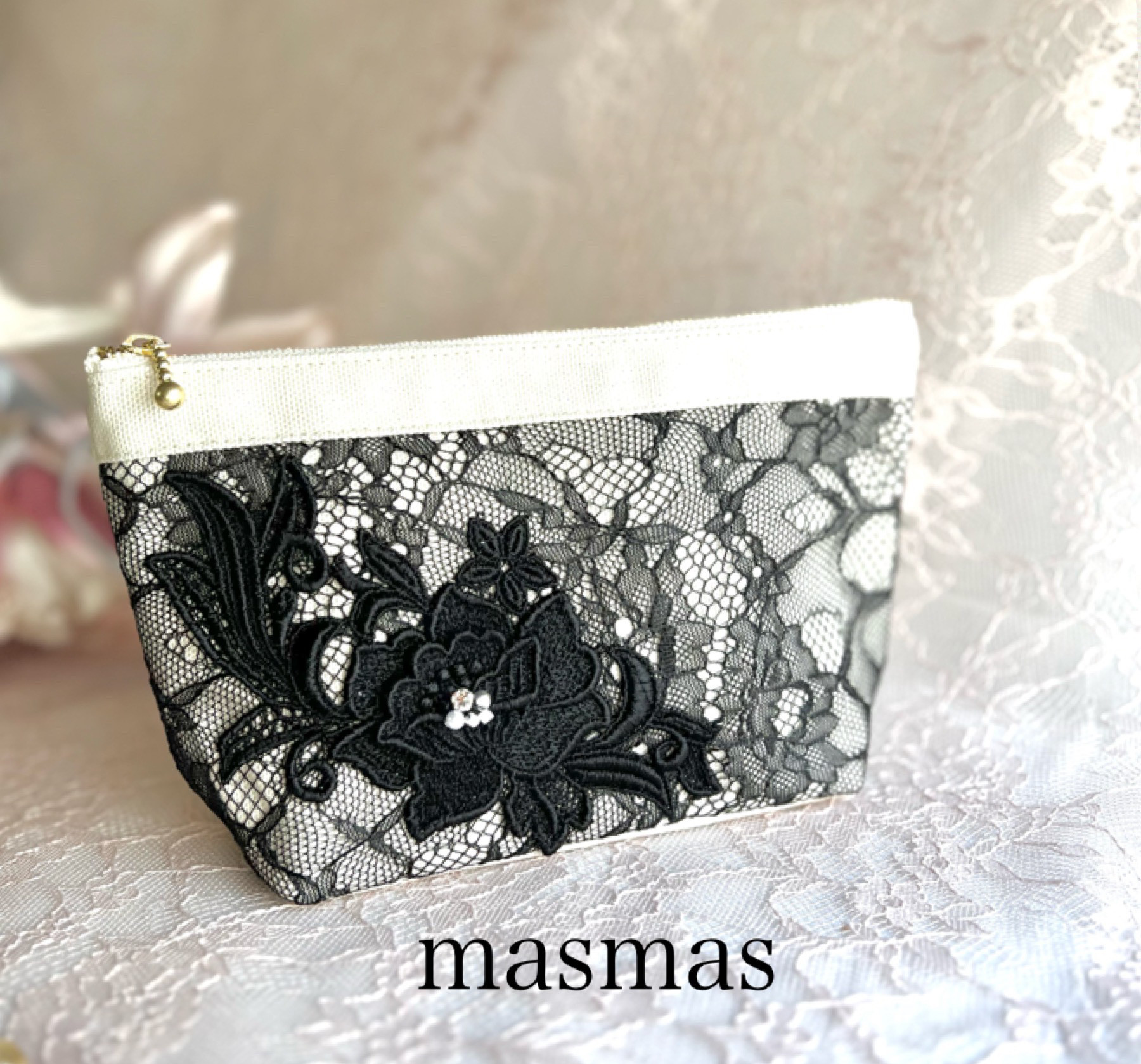 ❤️素敵ポーチ❤️ビジュ付き❤️立体高級薔薇レース　スワロフスキー付き　ブラック&アイボリー　❤️贈り物に