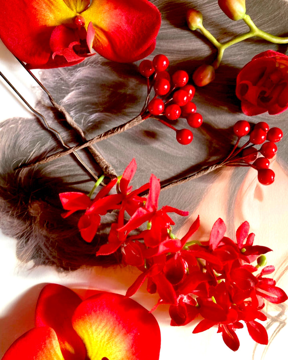 赤胡蝶蘭とシンピジューム　華やか髪飾りアレンジ 6枚目の画像