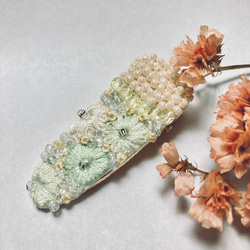 花柄刺繍とビーズのヘアクリップ　1  入園式　入学式に 1枚目の画像