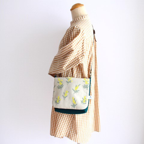 『特集掲載作品』たっぷりサイズのスマホショルダー/ポンポンミモザの刺繍生地(受注制作）