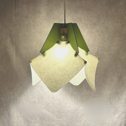 フェルト製ランプシェード　ペンダントライト　花　ホワイト×ライトグリーン 1枚目の画像