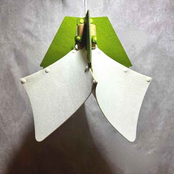 フェルト製ランプシェード　ペンダントライト　花　ホワイト×ライトグリーン 2枚目の画像