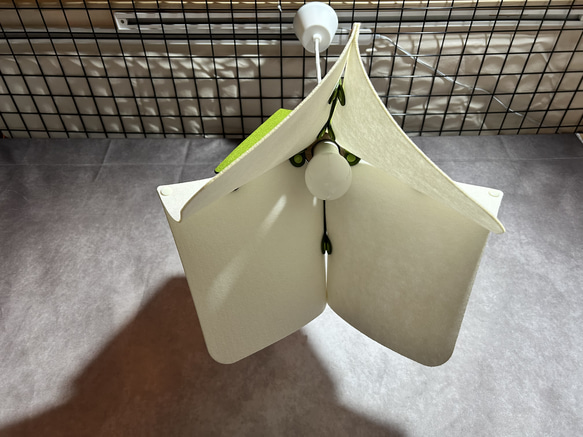 フェルト製ランプシェード　ペンダントライト　花　ホワイト×ライトグリーン 3枚目の画像