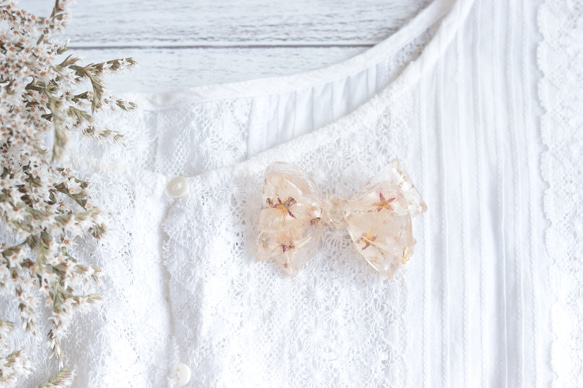 「小花を閉じ込めて」“桜ピンク”リボン+プチ淡水パールのブローチ＊ブリザーブドフラワー&ドライフラワー 6枚目の画像
