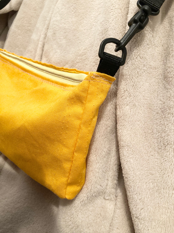綿生地の黄色のスマホバッグ横型(裏地内ポケット付き) 8枚目の画像
