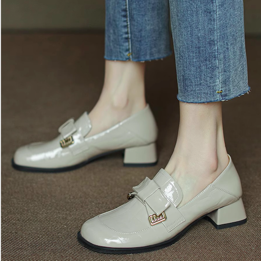 レディース靴 ベージュ パンプス エナメル パンプス走れる ヒール パンプス キーヒール 結婚式 結婚祝い カスミソウ