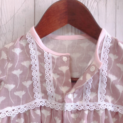 ふんわりダブルガーゼのベビードレス くすみピンク／花柄 3枚目の画像