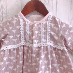 ふんわりダブルガーゼのベビードレス くすみピンク／花柄 2枚目の画像