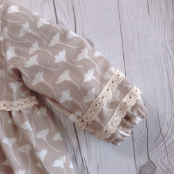 ふんわりダブルガーゼのベビードレス ベージュ／花柄 5枚目の画像