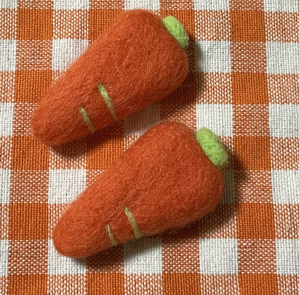 羊毛フェルトにんじんさんのブローチ ブローチ ニャン友 通販 15335780