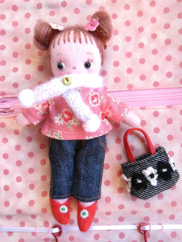 フェルトの着せ替え人形　お片付けバッグ（ピンク）　プレゼント 4枚目の画像