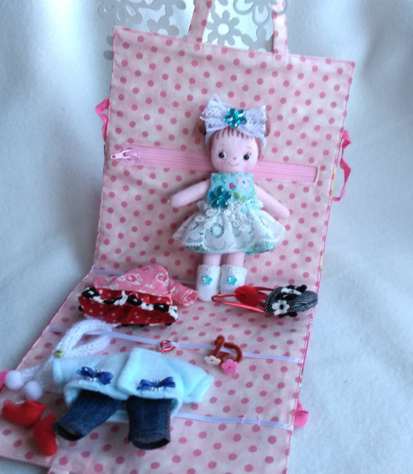 フェルトの着せ替え人形　お片付けバッグ（ピンク）　プレゼント 3枚目の画像
