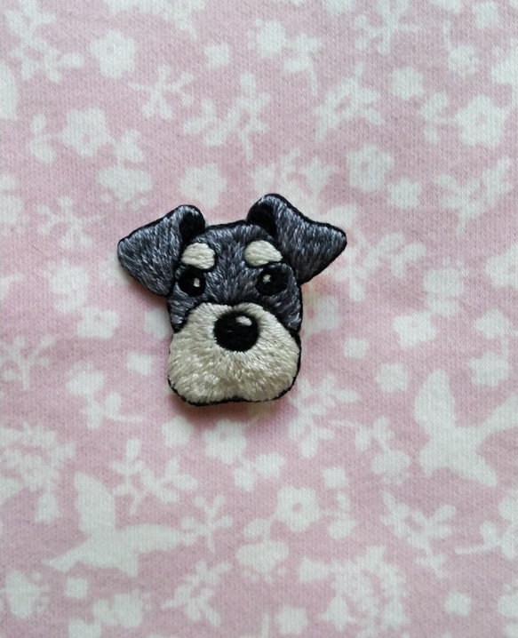 【受注製作】シュナウザーの刺繍ブローチ　犬 3枚目の画像