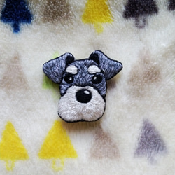 【受注製作】シュナウザーの刺繍ブローチ　犬 1枚目の画像