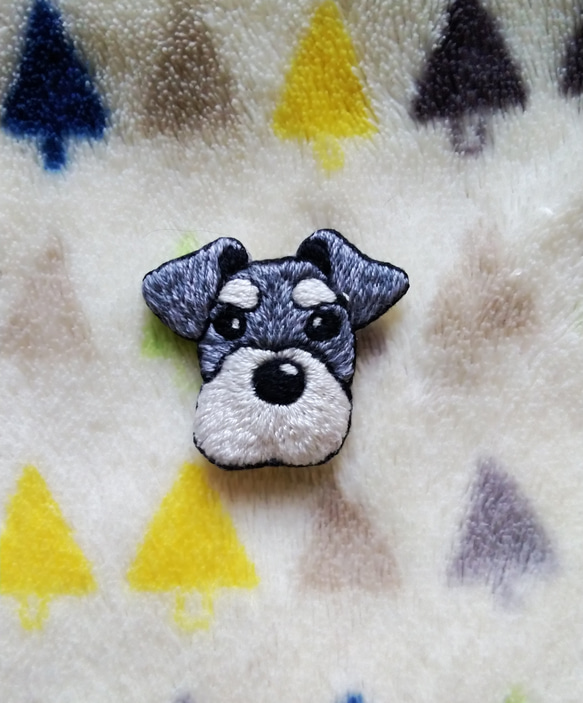 【受注製作】シュナウザーの刺繍ブローチ　犬 1枚目の画像