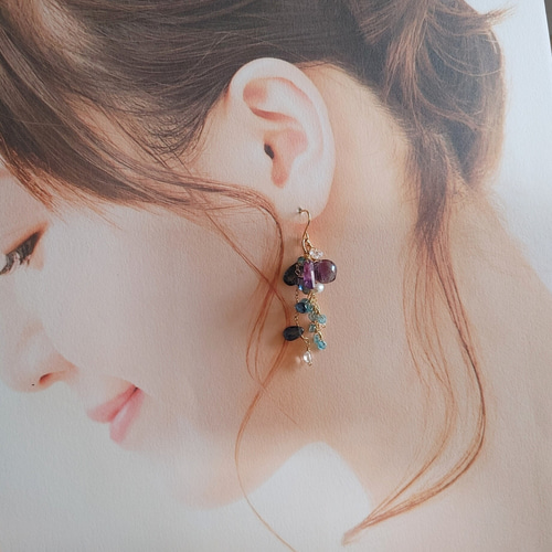 ブルーグリーンフローライトとたくさんの天然石ピアス14kgf