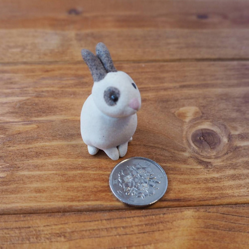 小さなうさぎの陶器置物 ブチ模様 その他人形 アトリエ日曜日
