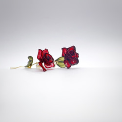 一輪の薔薇 ピアス(各種金具変更有)レッド ディップアート アメリカンフラワー ワイヤー レジン 透明感　推し活 5枚目の画像