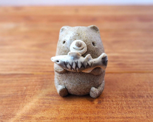 小さな鮭持ち熊さん陶器置物 にっこり その他人形 アトリエ日曜日 通販