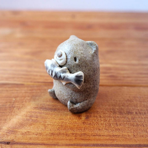 小さな鮭持ち熊さん陶器置物 にっこり その他人形 アトリエ日曜日 通販