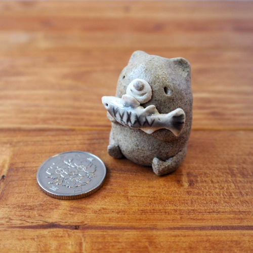 小さな鮭持ち熊さん陶器置物 にっこり その他人形 アトリエ日曜日 通販