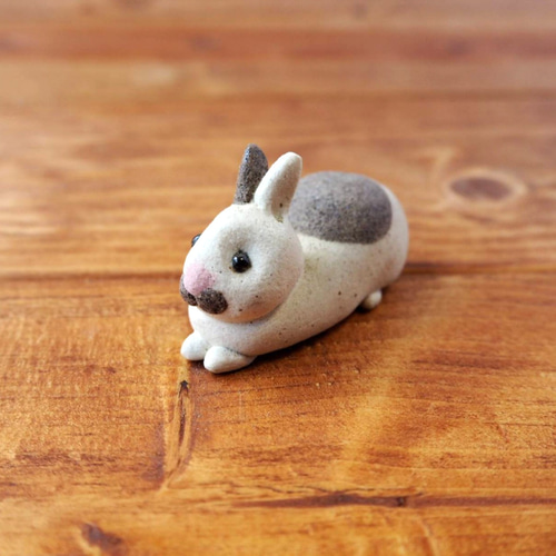 小さなうさぎの陶器置物 ブチ伏せ その他人形 アトリエ日曜日 通販  