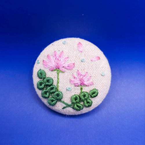 手刺繍ブローチ・ヘアゴム 春《レンゲソウ》×生成り くるみボタン