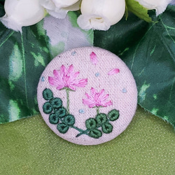 手刺繍ブローチ・ヘアゴム 春《レンゲソウ》×生成り くるみボタン