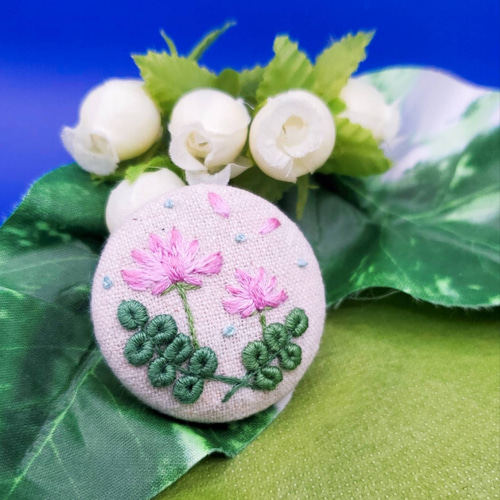 手刺繍ブローチ・ヘアゴム 春《レンゲソウ》×生成り くるみボタン